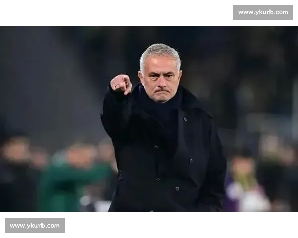 6000 万欧创纪录!费内巴切与阿迪达斯续约五年,穆帅点燃商业新高度 6000 万欧创纪录!费内巴切与阿迪达斯续约五年,穆帅点燃商业新高度