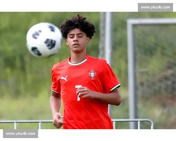 C 罗父子赤膊同框！40 岁总裁肌肉依旧，14 岁迷你罗身高 1 米 85，网友：基因复制粘贴